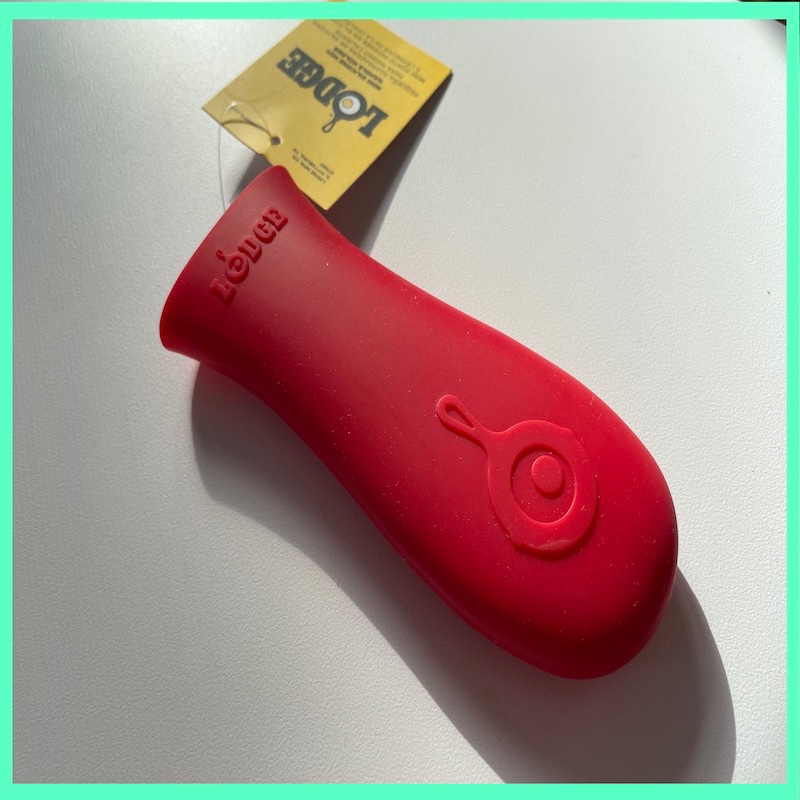 Lodge Silicone Hot Handle Holder - Dishwasher Safe Red ปลอกซิลิโคนสำหรับสวมด้ามกระทะ