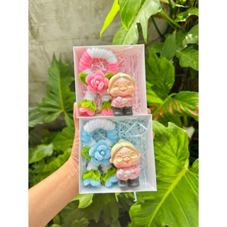 ของขวัญวันแม่กล่องใส่เงิน1ใบ มาลัยกำมะหยี่เป็นเข็มกลัด สามารถนำไปใช้งานได้ค่ะ