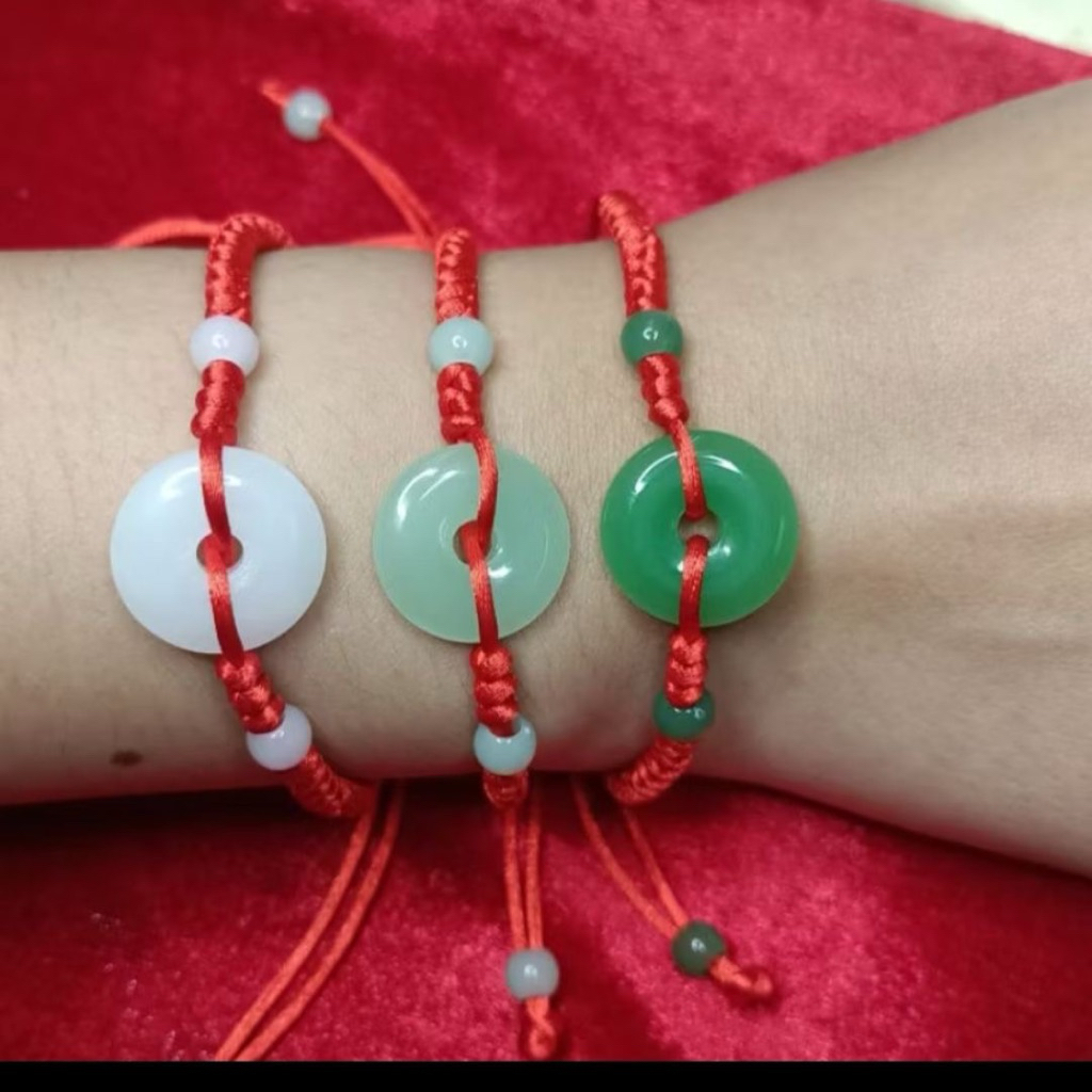 ข้อมือเชือกถักแดงกับหยกมงคลสายข้อมือปรับขนาดได้ สินค้าพร้อมส่งจากไทย มี3สี