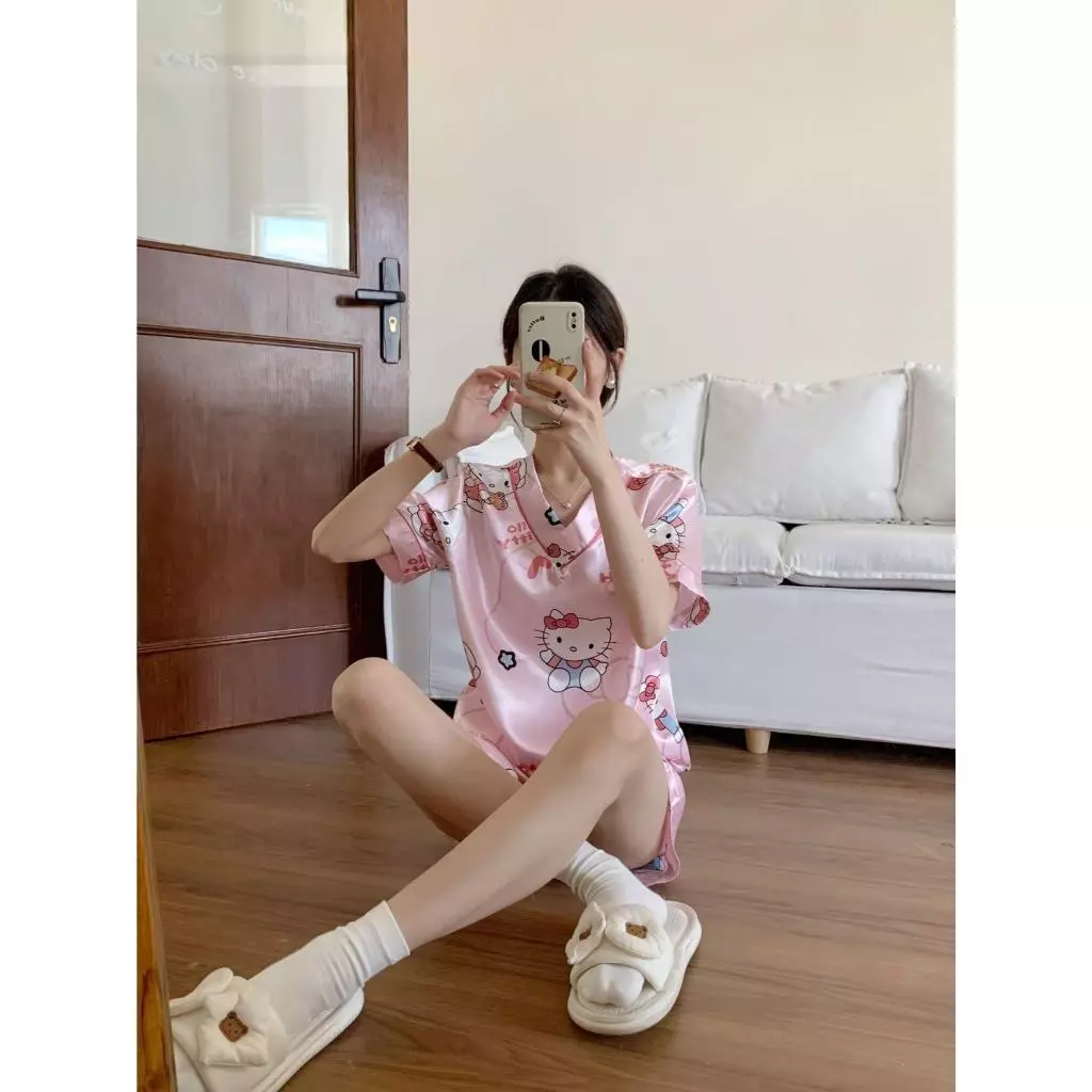 3300 E ชุดนอนแขนสั้นและขาสั้น คอวี เนื้อผ้าลื่น ผ้าบางไม่ร้อน ระบายอากาศได้ดี ลายการ์ตูนน่ารรักๆ สินค้าพร้อมส่ง
