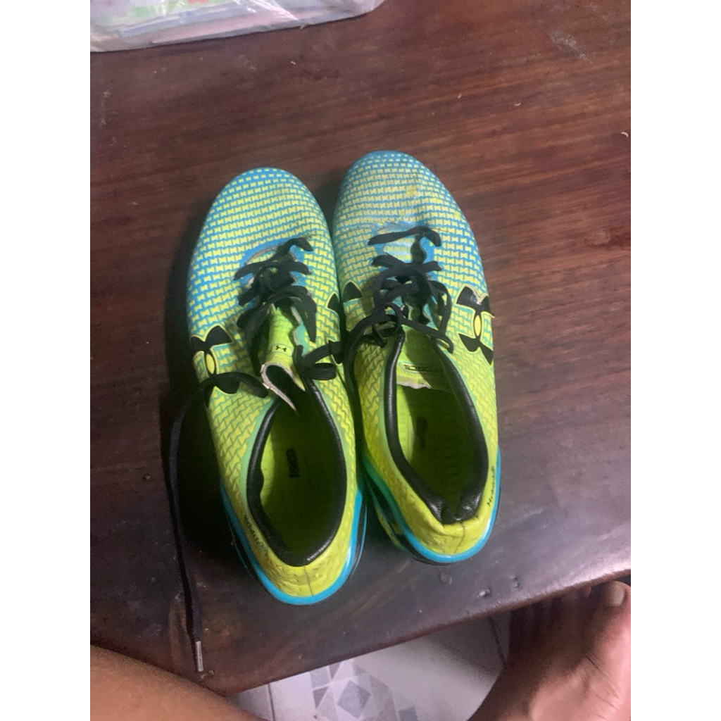 รองเท้าฟุตบอลมือสองสตั๊ด Under armour ขนาด41/260ปุ่มยังหนา น้ำหนักเบา สภาพดีไม่ปริไม่เปิด