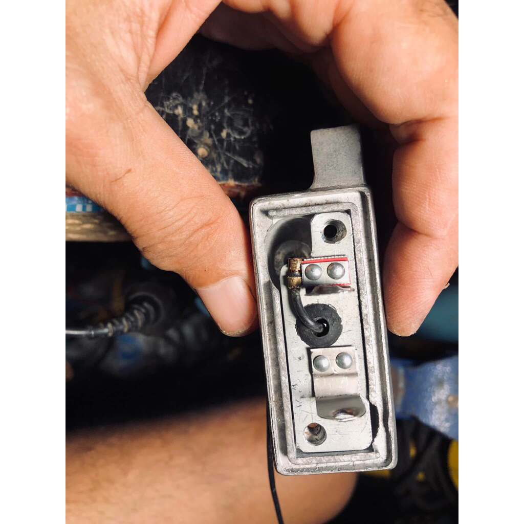 ขั่วหลอดไฟเลี้ยวหน้า honda    c 77 c 72 แฮนด์ปั้ม