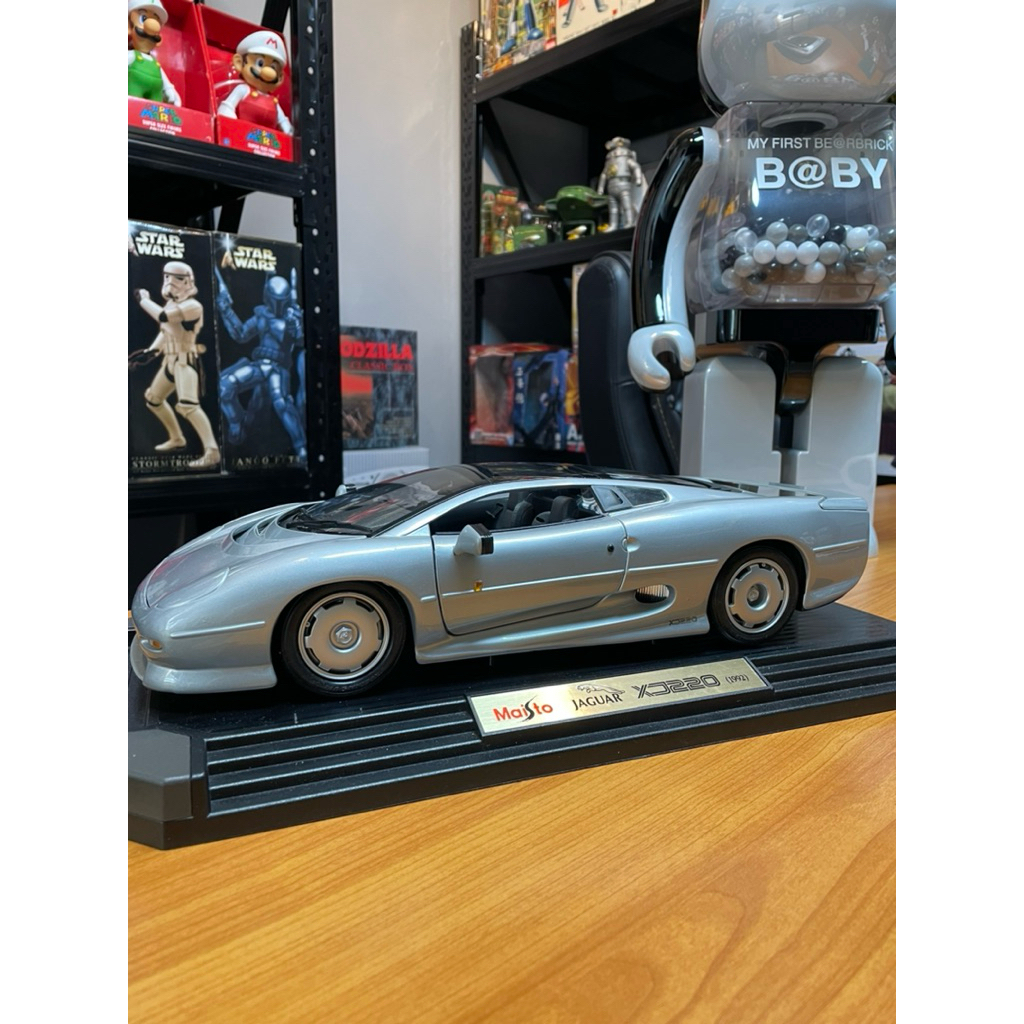 maisto jaguar xj220 1992 1/12  จากัวร์ xj220 1/12 งานปี 1992 กล่องครบ ไม่มีตำหนิ สวยมาก