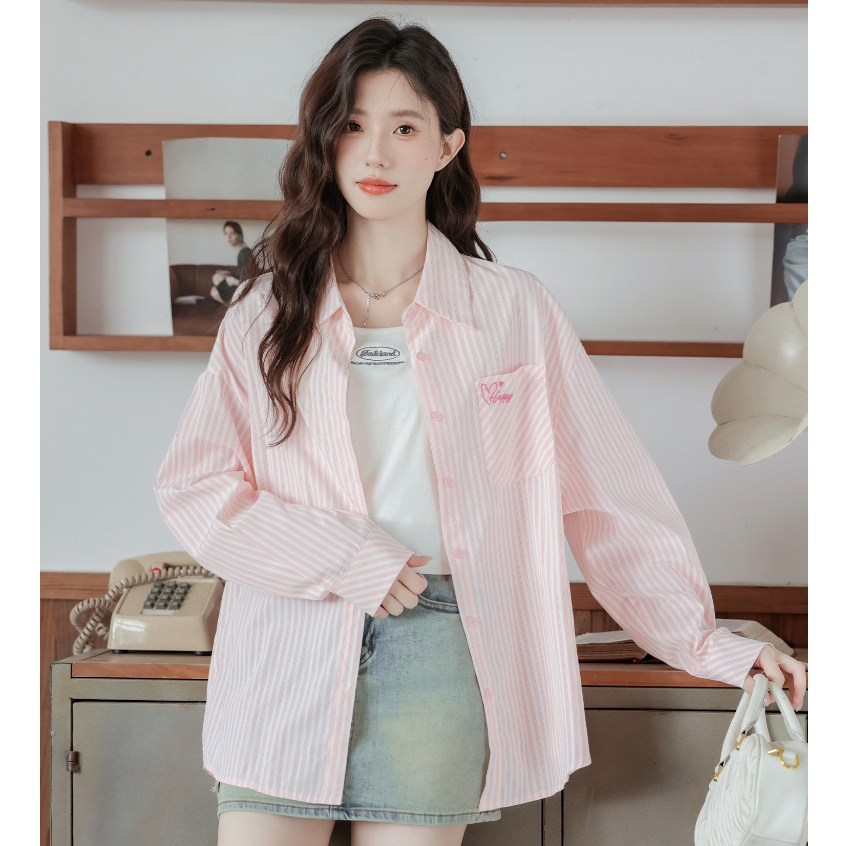 เสื้อเชิ้ตลายทางเกาหลี คาร์ดิแกนสีชมพู ทรงหลวมและเข้าได้หลายโอกาส แฟชั่น ปักหัวใจ สวมใส่สบาย ระบายอากาศได้ดี