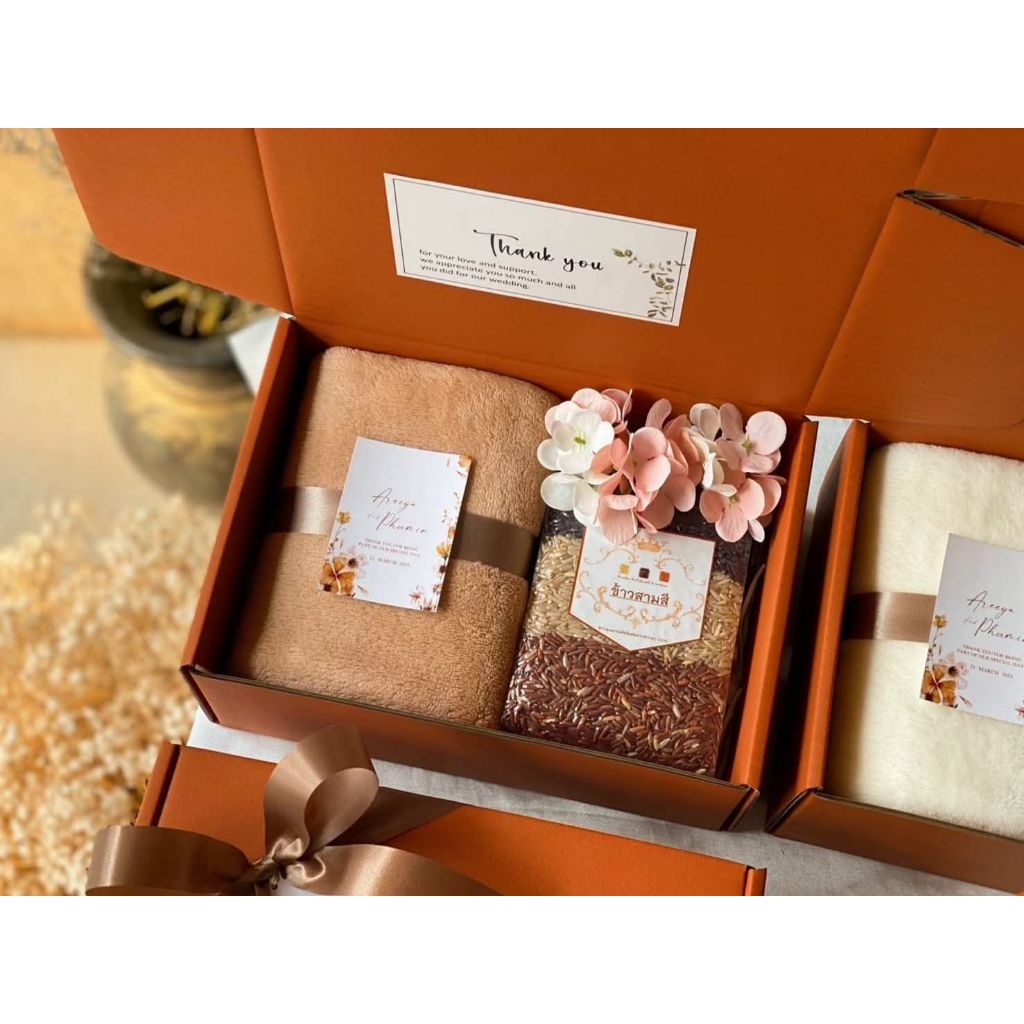 ของรับไหว้หรือของขวัญ ข้าวสามสี500กรัมคู่ผ้าเช็ดผมนาโนเรียบ