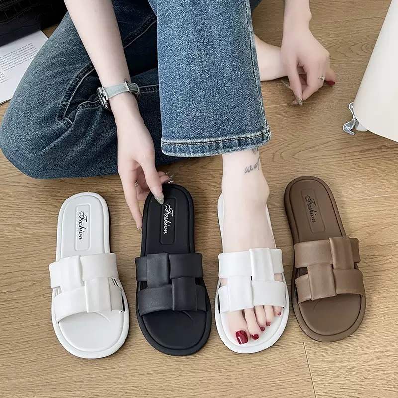 รองเท้าแตะแฟชั่นผู้หญิง แบบสวม สีพื้น เสริมส้นเล็กน้อย ใส่ออกงานได้ เก๋ๆ พร้อมส่งในไทย