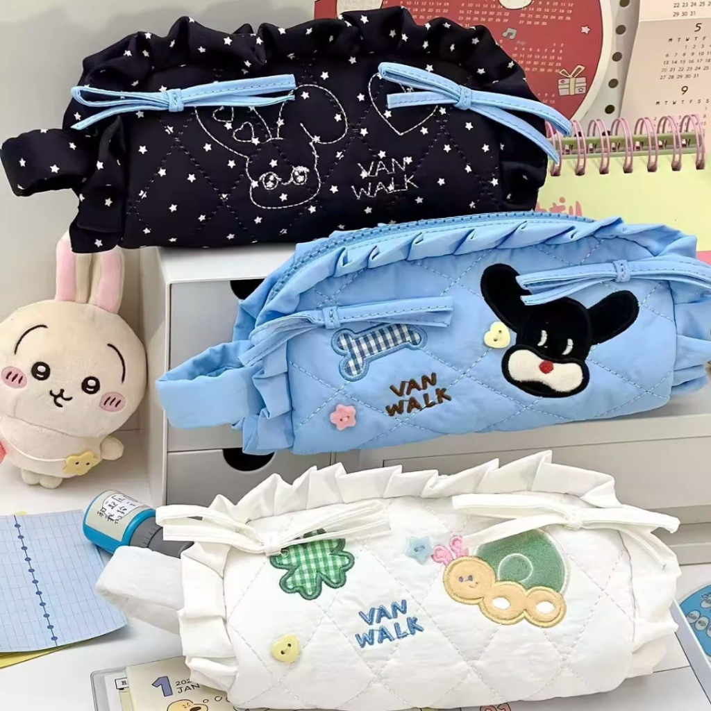 กระเป๋าดินสอ Fluffy Pocket ผ้าบุลายปักการ์ตูน | มี 3 สี น่ารักพกพาง่าย ความจุเยอะ ใส่ได้ทั้งเครื่องเขียนและเครื่องสำอาง