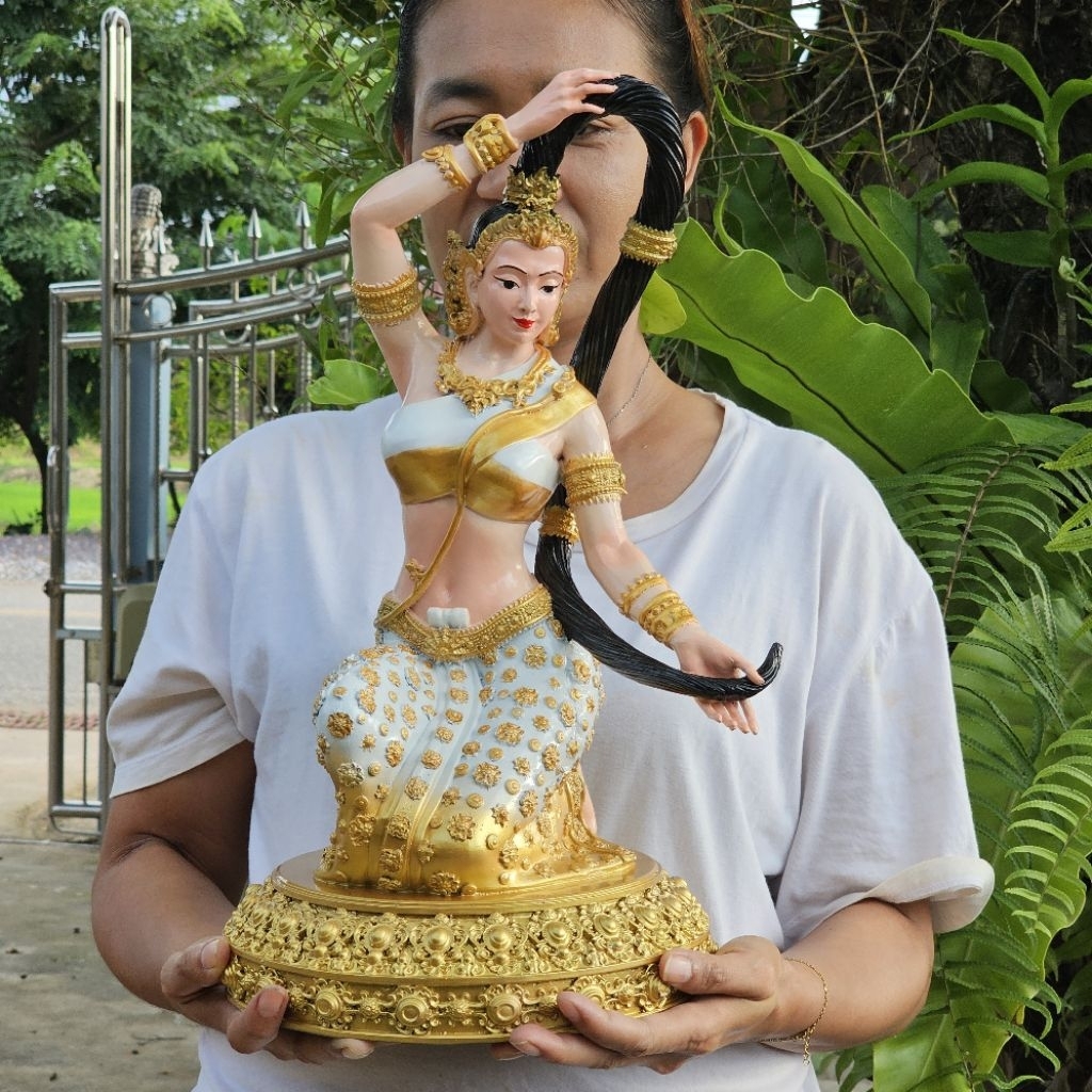พระแม่ธรณีองค์ใหญ่ มวลสารแร่เหล็กน้ำพี้ ฐานกว้าง 9 นิ้ว สูง 17 นิ้ว พร้อมฐานรอง  วัตถุมงคล พระพุทธรูป