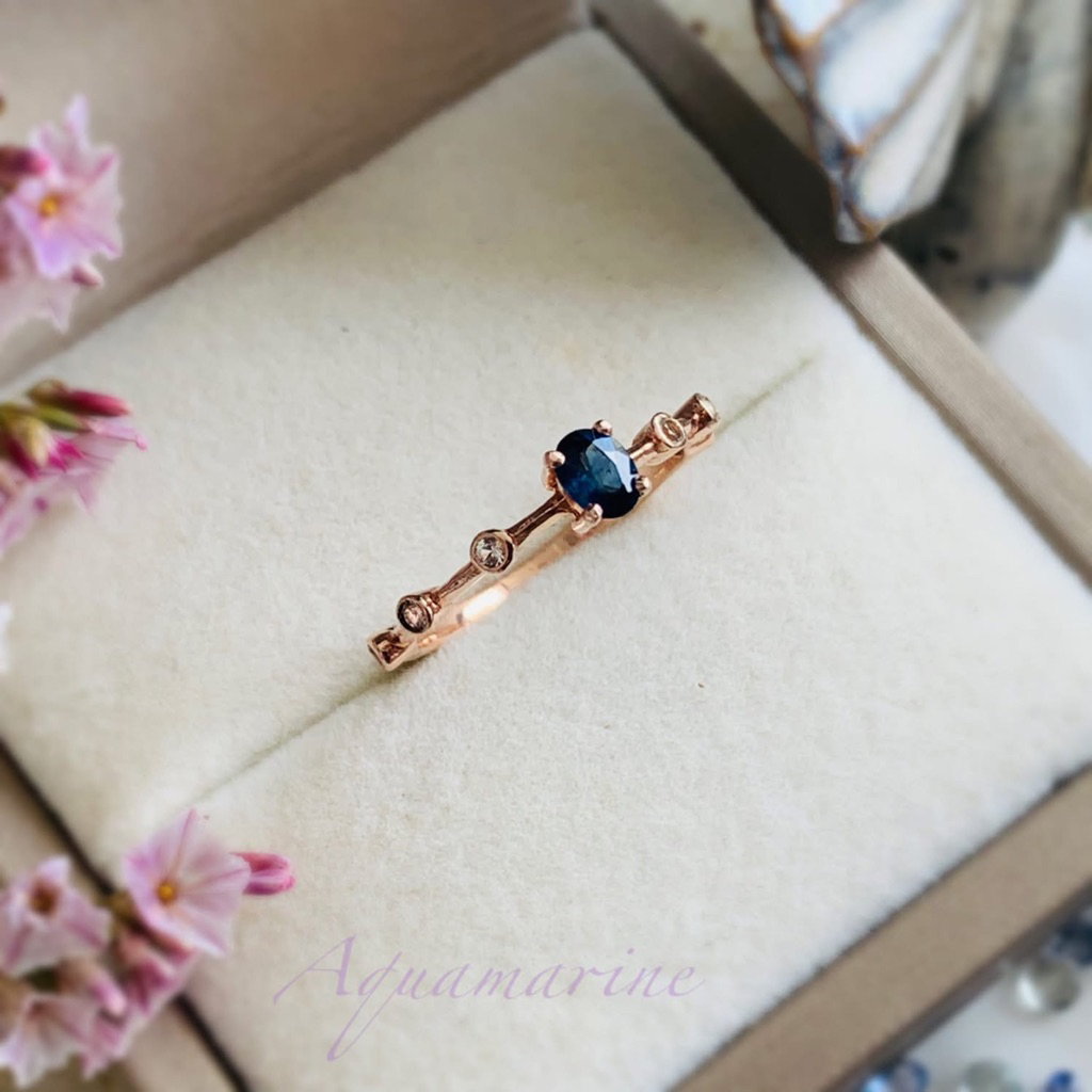 แหวนสไตล์มินิมอล ฝังพลอยไพลินเผาเก่า 3x4 mm.และเพทายขาว 1.5 mm.