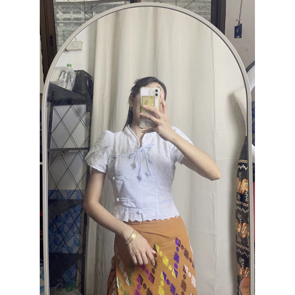 เสื้อมอญประยุกต์ลูกไม้สีขาว งานใหม่ แบบน่ารักมาก เนื้อผ้านิ่มใส่สบาย