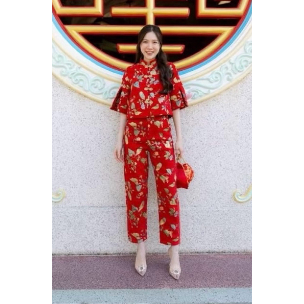 เซตกางเกงคอจีนสีแดง แต่งผ่าแขน มีกระเป๋าจก ป้ายTiffnany มือ1