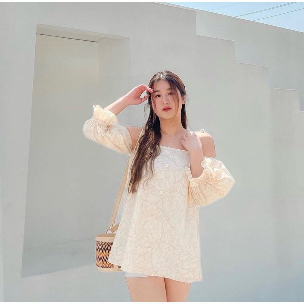 ส่งต่อเสื้อ fallin’ rose - Camila Top สีครีม