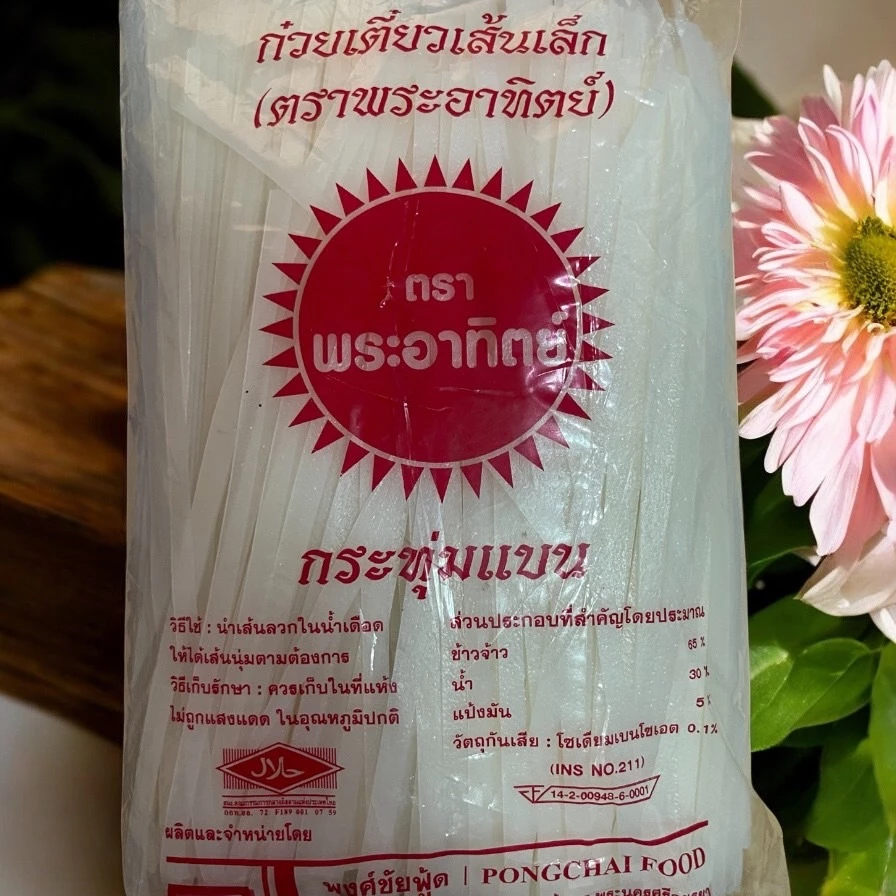 ก๋วยเตี๋ยวเส้นเล็ก เส้นผัดไท ตราพระอาทิตย์ น้ำหนัก 1000 กรัม