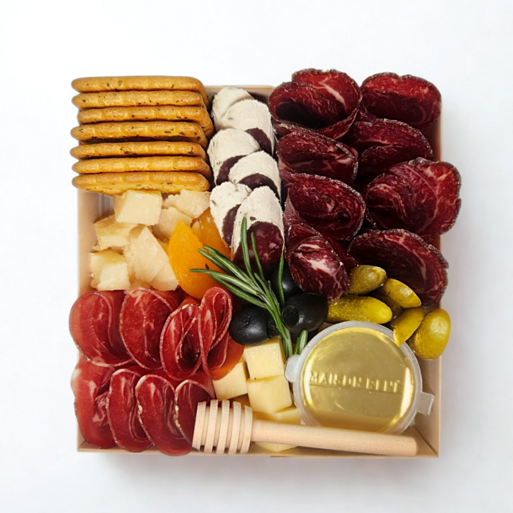 Charcuterie Beef Cold cut Box Size Medium (1-2 Pax) ชาคูเทอรี่ บีฟ บ็อกซ์ สำหรับ1-2ที่ ชีสบอร์ดและเนื้อวัวล้วน