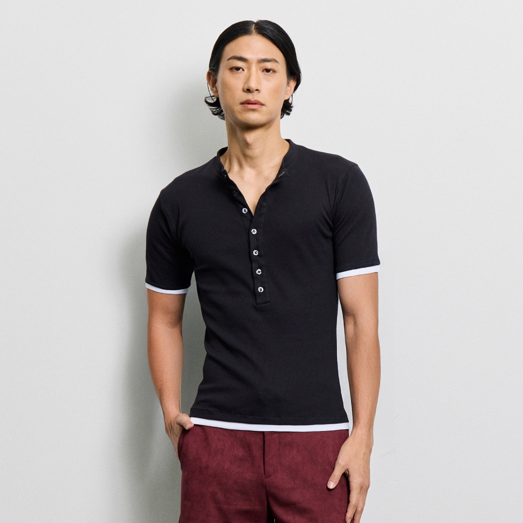 Hunter Studios - เสื้อยืดแขนสั้น ทรงพอดีตัว คอกระดุม ตัดต่อปลายแขน ผ้าRibbed รุ่นHenley Shirt