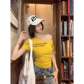 เสื้อยืดแขนสั้นผู้หญิงพิมพ์ลายตัวอักษร เปิดไหล่คอเอียง เข้ารูปใส่แล้วดูผอม ดีไซน์เก๋ไม่ซ้ำใคร สวยโดดเด่น