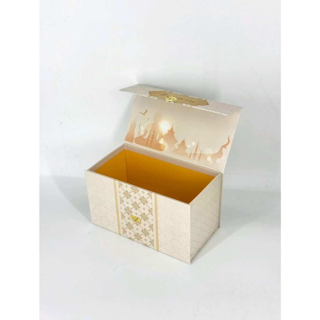 กล่องบรรจุสังฆทานพรีเมียม (กล่องเปล่า)  สังฆทาน ตัวล็อคอะไหล่ทอง ขนาด 9.5x5x5.5 นิ้ว - รูปที่ 2
