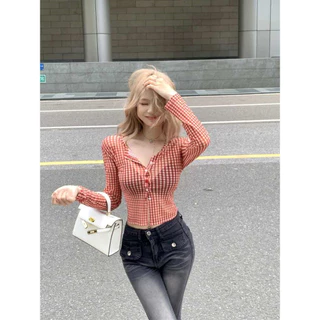 Elly พร้อมส่ง💗เสื้อคลุมแขนยาว💗คอวี สีแดงลายตาราง สไตล์สาวแซ่บ ทรงครอป เสื้อซีทรู กระดุมหัวใจ แมทซ์ได้ทุกลุค ลำลองผู้หญิง