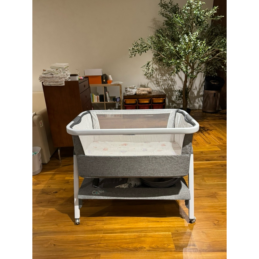 (มือสอง) Tutti Bambini - Cozee Lite Bed side crib with Rocking เตียงนอนเด็กสำหรับวางข้างเตียง แบบโยก