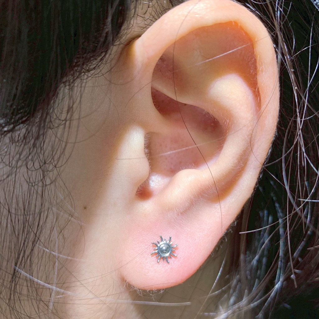 Piercingroom by Jay จิว/ต่างหูแป้นแบน สำหรับผิวแพ้ง่าย Sun Plain Titanium เกรดการแพทย์ (ราคาต่อชิ้น) - รูปที่ 3