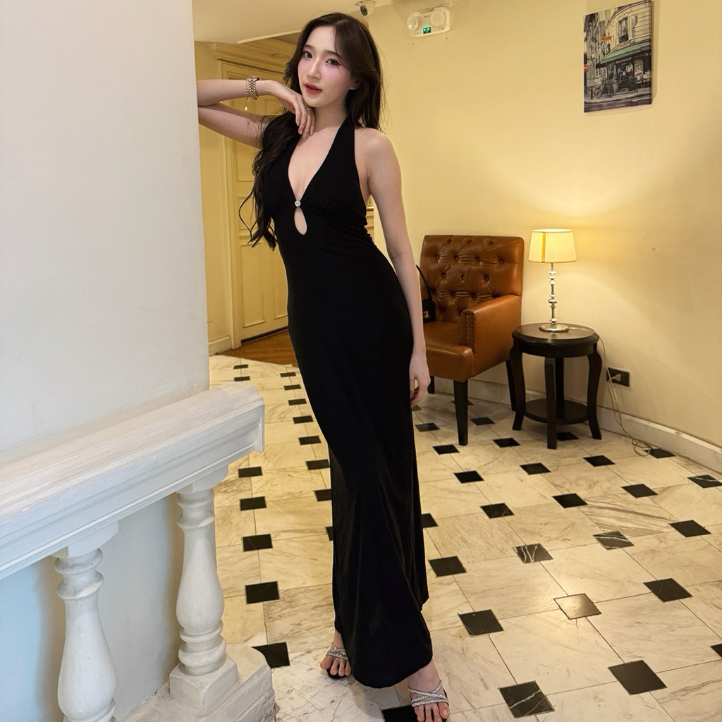 Labota Dress เดรสยาวคอวี สวยหรูดูแพงและแฝงไปด้วยความเซ็กซี่น่าค้นหา แต่งอะไหล่วิ้งตรงกลางน้อยแต่มาก