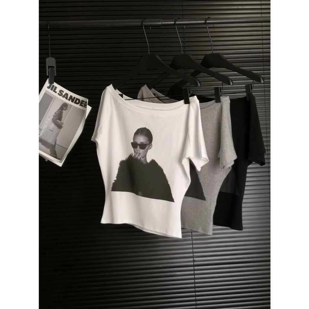 เสื้อโอเวอร์ไซส์วินเทจ แฟชั่นเกาหลี ปาดไหล่ ข้างเดียว สีเทา สกีนลาย เสื้อยืดสวยๆผู้หญิงที่กําลังฮิต สาวอวบใส่ได้ คอกว้าง - รูปที่ 7