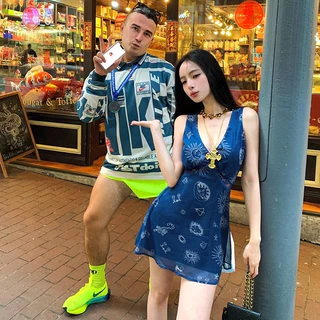 มินิเดรสสีกรม แขนกุด ผ้าตาข่าย ทรงเอ คอวี มีซับในเต็มตัว แต่งลูกไม้ซีทรูใต้อก พิมพ์ลายกราฟิก #8150