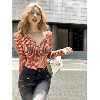 Elly พร้อมส่ง💗เสื้อคลุมแขนยาว💗คอวี สีแดงลายตาราง สไตล์สาวแซ่บ ทรงครอป เสื้อซีทรู กระดุมหัวใจ แมทซ์ได้ทุกลุค ลำลองผู้หญิง