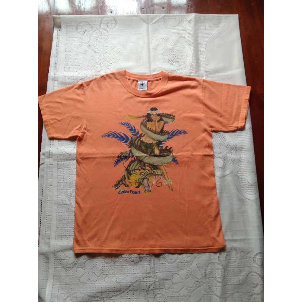 เสื้อยืดวินเทจ Cedar Point ลายมังกรและหญิงสาว ขนาด M Vintage Cedar Point with Women & Dragon for Wem