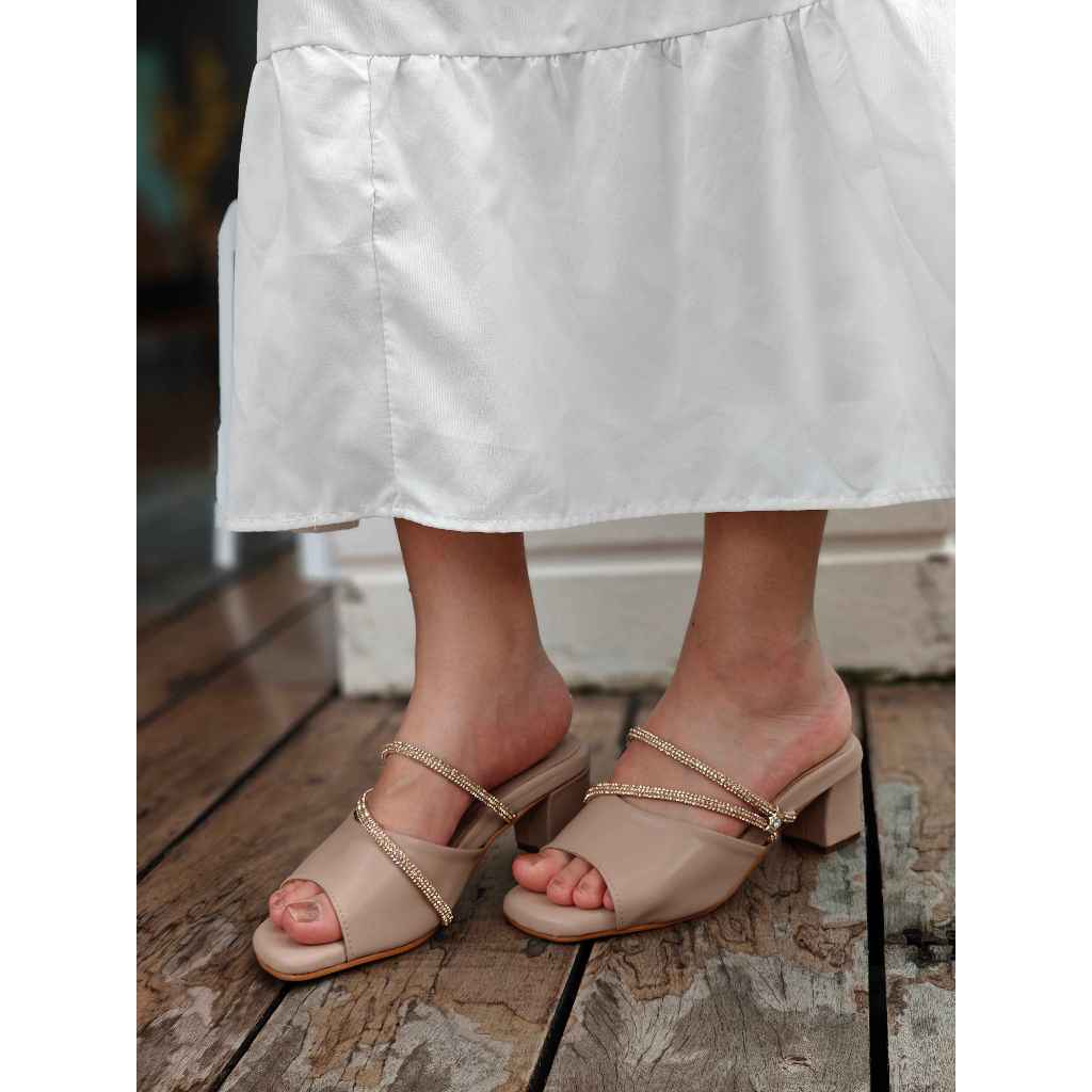 Regina รองเท้าส้นสูงแบบสวม รุ่น JB146 รองเท้าหน้าแผ่นเรียบมาพร้อมกับเส้นเพชร 2 เส้น