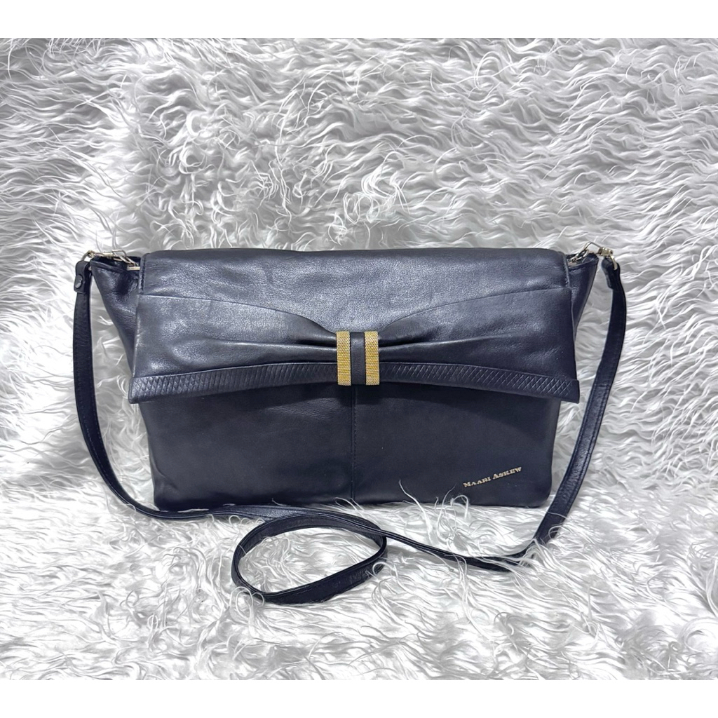 กระเป๋าหนังแท้100%สีดำครอสบอดี้แบรนด์ MAARI ASKEW(รหัส ดอกไม้533)