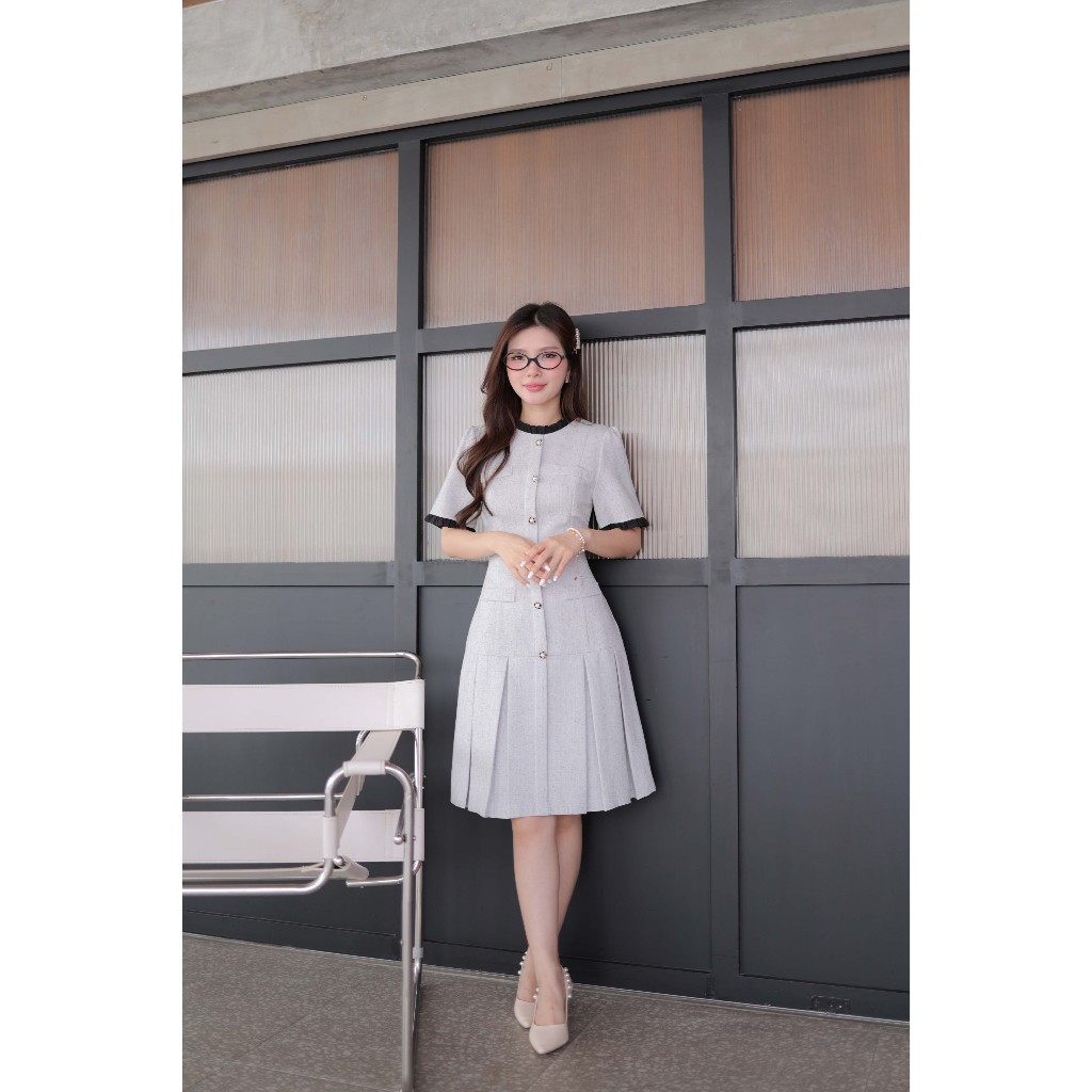 “Romi”Oil” Vienne Dress (Gray) K213 ชุดเดรสสีเทา (แต่งกระดุมดอกไม้กระโปรงพลีท) ราคา ถูกที่สุด ดีลบีเคเค แกลเลอรีภาพที่ 2