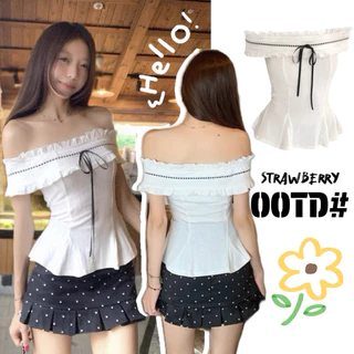 STR พร้อมส่ง🎀เสื้อปาดไหล่ แต่งลูกไม้สีขาว ผูกโบว์น่ารัก เสื้อครอปทรงรัดรูป เปิดไหล่แบบละบาย สาวฮอต เซ็กซี่แฟชั่นผู้หญิง