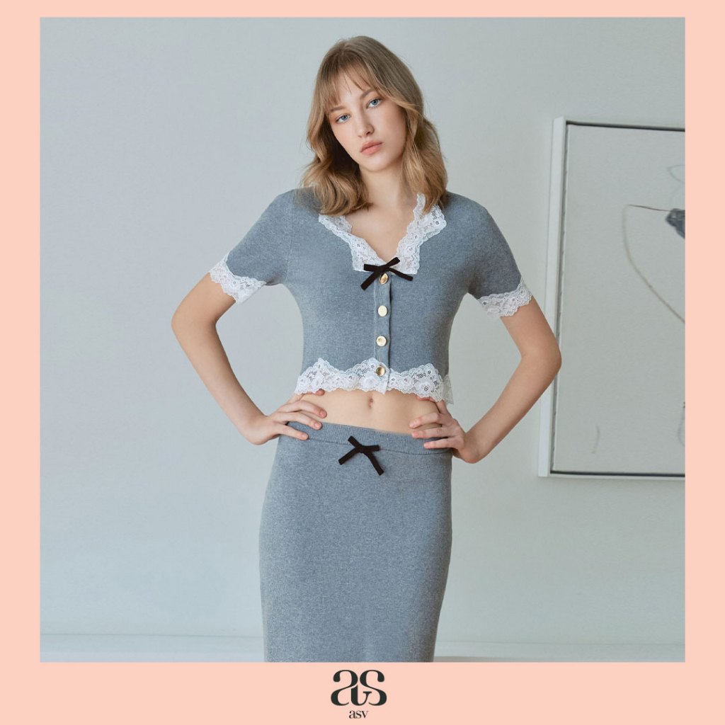 [asv pf25] Regina G. Knitted Top เสื้อผู้หญิง ทรงครอป แขนสั้นจับจีบพองคอวีแต่งลูกไม้ แต่งโบว์และกระดุมทองด้านหน้า ผ้านิต