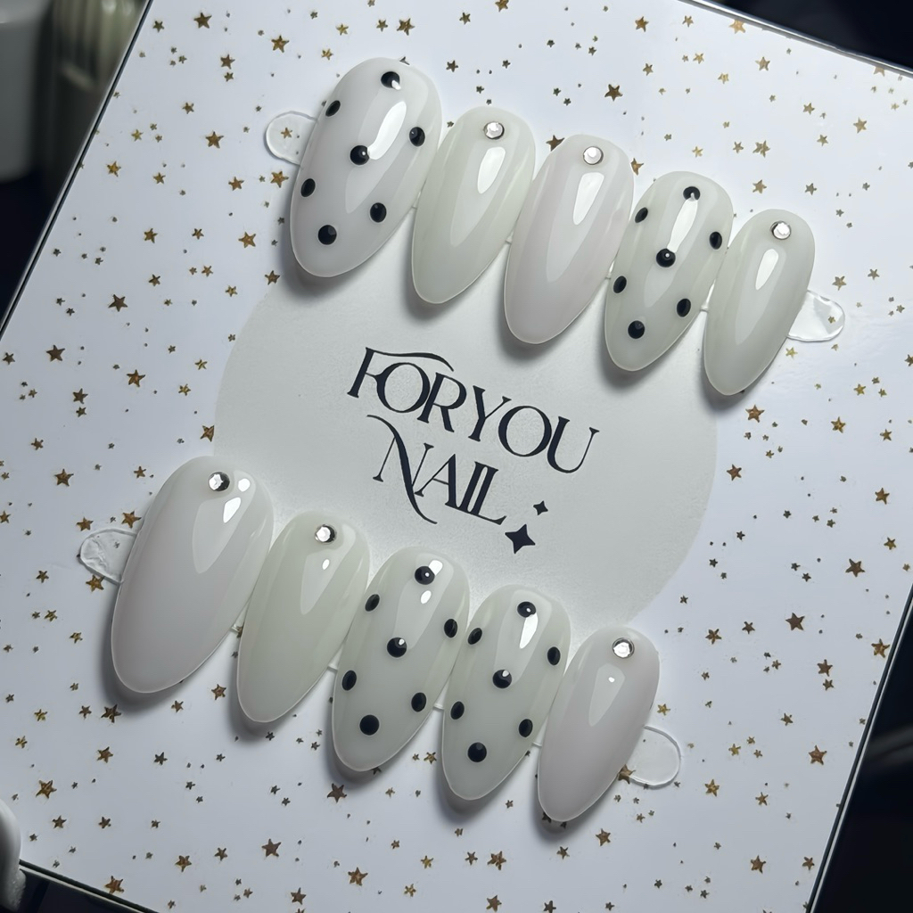 เล็บปลอมเจลแท้ Pol ka dot. แต่งเพชร สีขาวนม แถมกาวและอุปกรณ์ติดเล็บ (Handmade 1-3 วัน) ราคา ถูกที่สุด ดีลบีเคเค