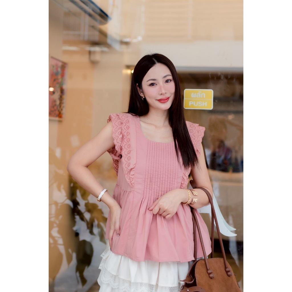 #ป้าย  M1881 เสื้อแขนกุดแต่งลูกไม้สุดละมุน ดีเทลจีบหน้าแน่นๆ สวยหวานแบบมีสไตล์ ใส่เที่ยวก็เริ