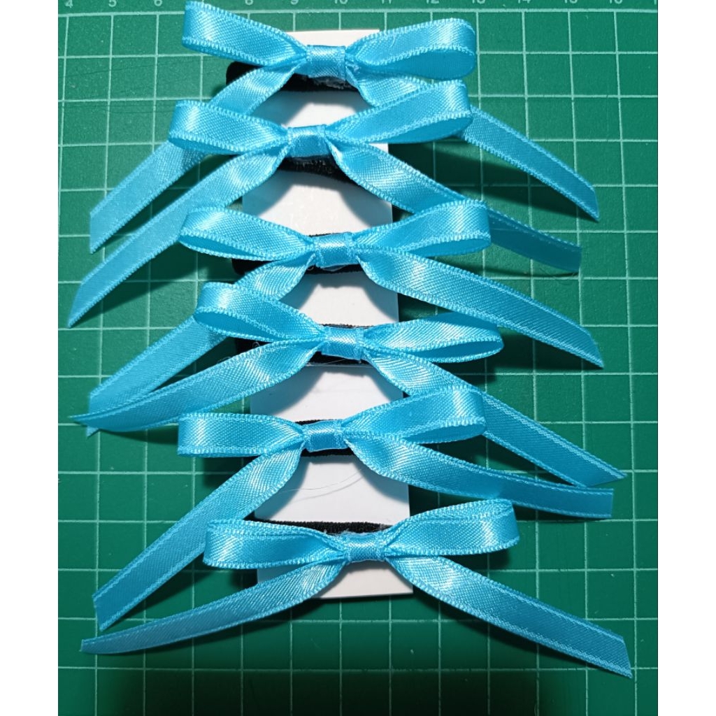 โบว์ยางรัดผมเด็กอนุบาลริบบิ้นขนาด1/4"  ก.5ซม.*ย.6ซม.สีฟ้า (แจ้งเปลี่ยนสีได้)