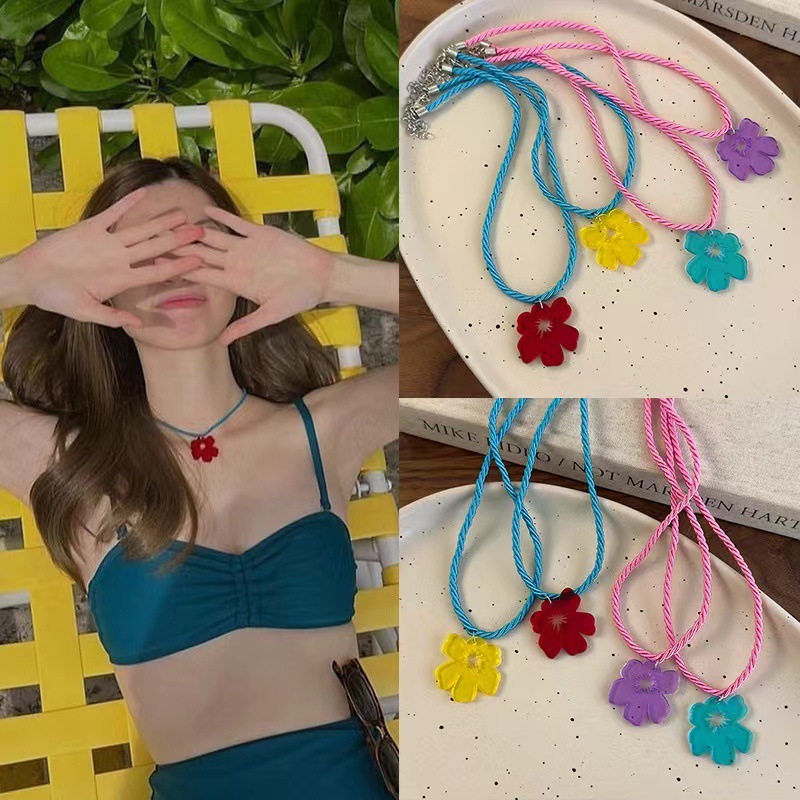 Seabloom Sparkle Necklace สร้อยจี้ดอกไม้สีสดใสบนสายเกลียวสีชมพูและฟ้า ให้ความรู้สึกน่ารัก สดใส