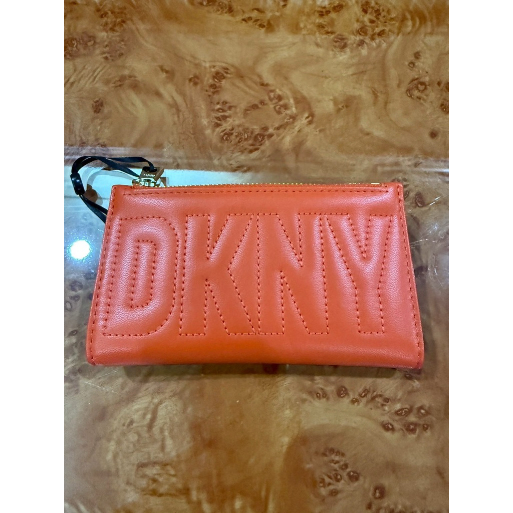 พร้อมส่ง 🔥Sale 1550🔥 ถูกมากก กระเป๋าสตางค์ DKNY ขนาด 5.5x3.5”