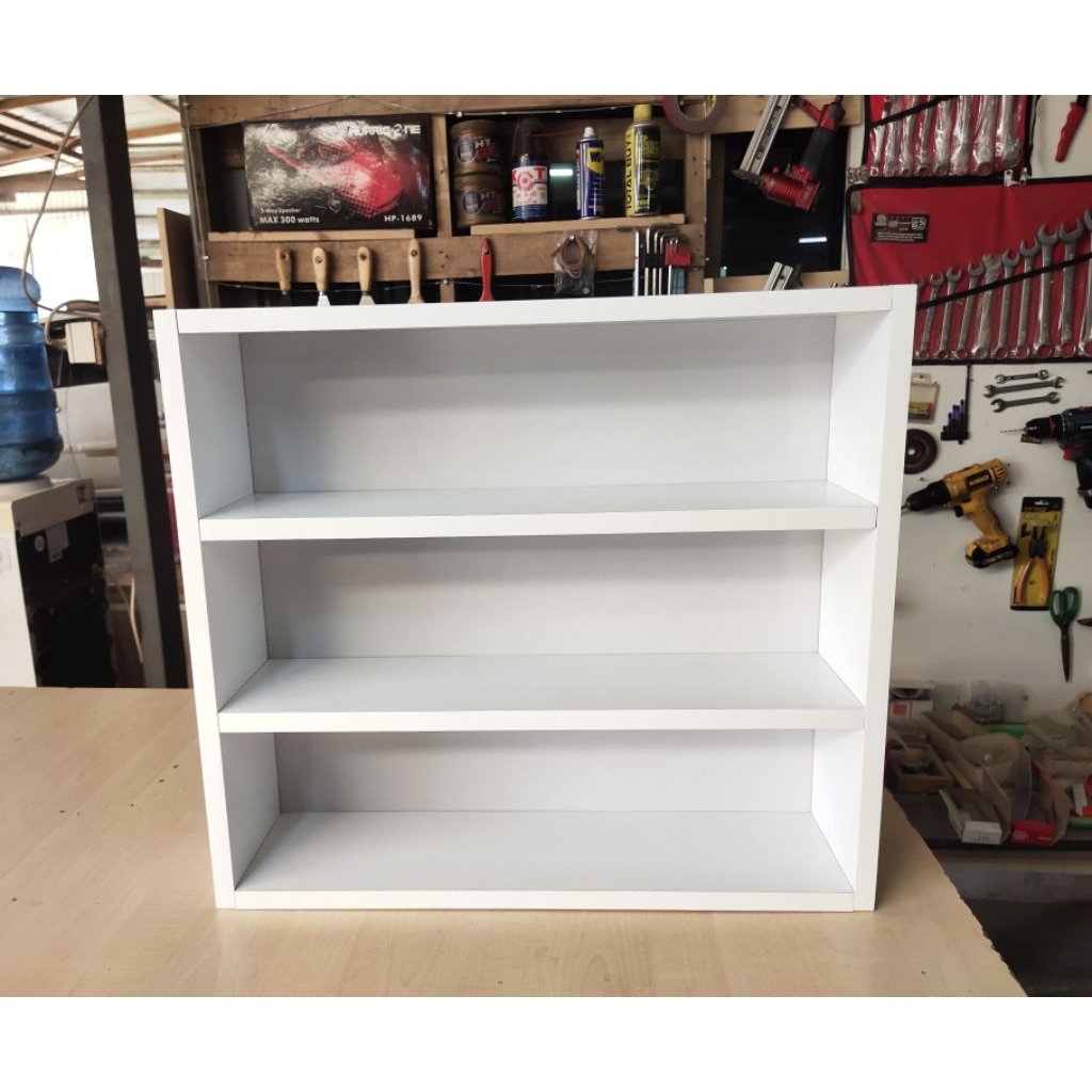 ชั้นวางโมเดล 3 ชั้น ลึก 12 ซม. (กว้าง/ลึก 12 ซม.xย 50 ซม.xส 45 ซม.) ระหว่างชั้นสูง 13 ซม.