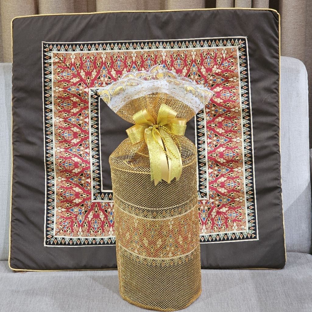 S28 ชุดสังฆทานอาสนะพระสงฆ์ ขนาด 25x25 นิ้ว ฟองน้ำหนา 0.5 นิ้ว ใส่ถุงสีทองพร้อมโบว์