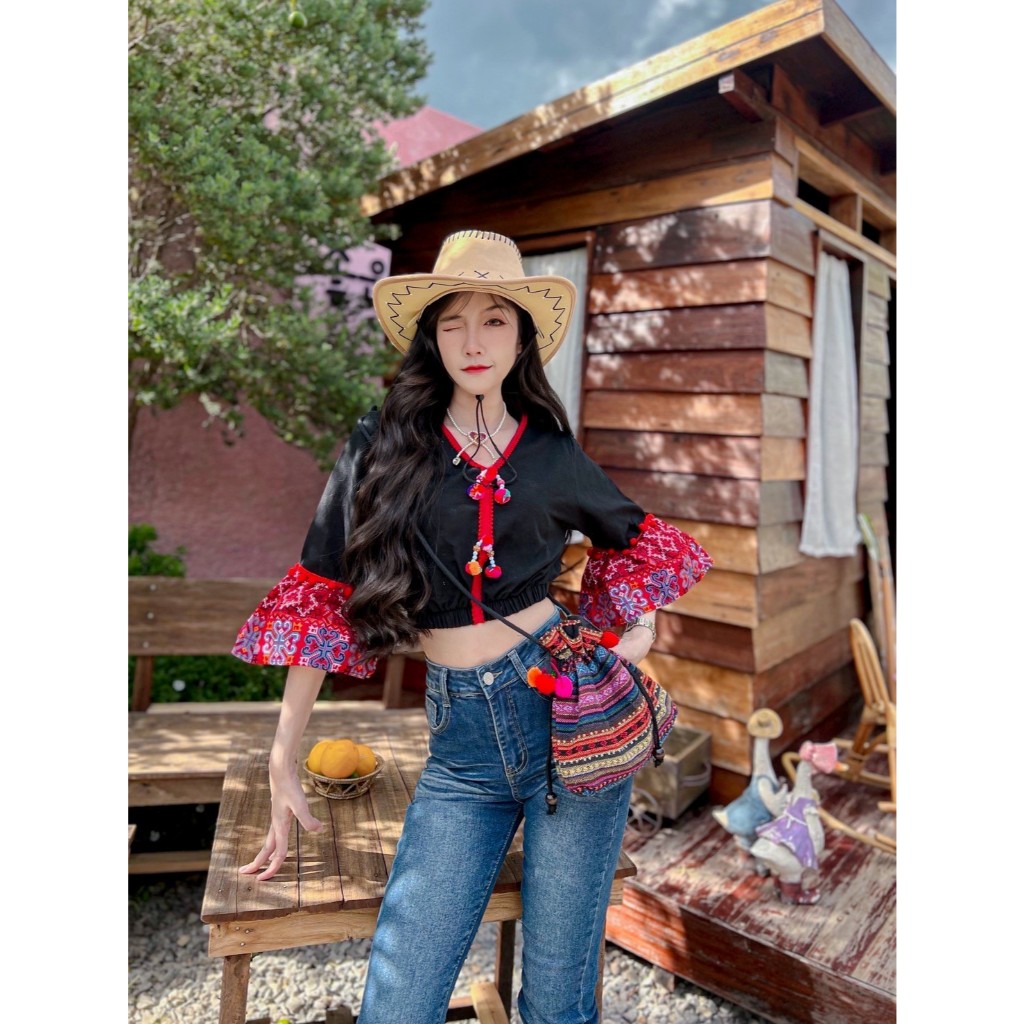 เสื้อครอปคอวีเด็กดอยแต่งขอบปอมจิ๋วแขนระบาย - รูปที่ 2