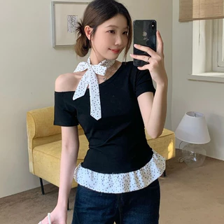 Paula พร้อมส่ง🌴เสื้อยืดแขนสั้น🌴เปิดไหล่ข้างเดียว แถมโช้คเกอร์ ผ้าพันคอลายจุดสไตล์เกาหลี เสื้อปาดไหล่ ดีเทลเย็บชายระบาย