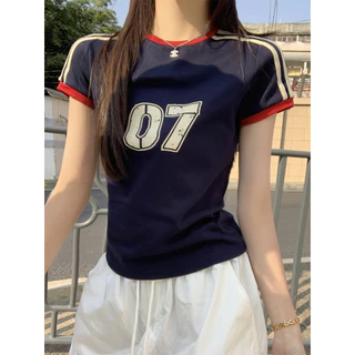 Beryl เสื้อยืดผู้หญิงแฟชั่น เสื้อยืดพิมพ์ลาย แขนสั้นคอกลม สไตล์อเมริกัน ทรงเข้ารูป การออกแบบลายทาง