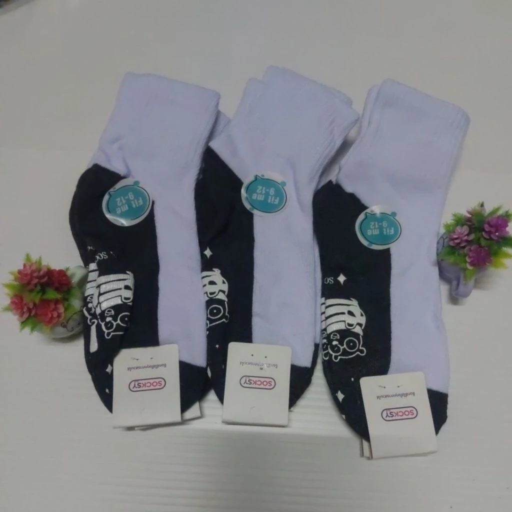 ถุงเท้านักเรียนข้อกลางขาวพื้นเทา มีหลายไซค์ ราคาเริ่มต้น 165บาท ต่อ12คู่