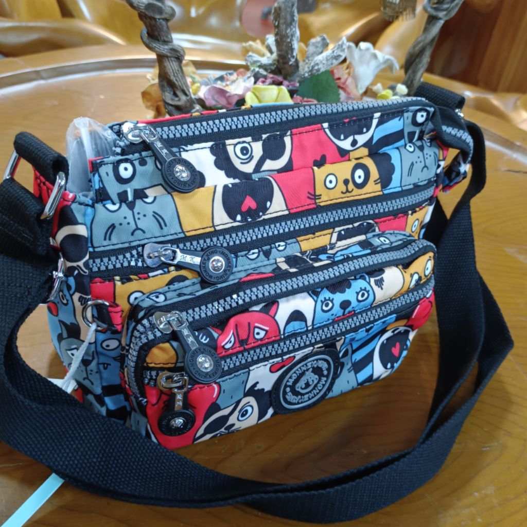 Monkey king กระเป๋าสะพายข้างไซส์ 9นิ้ว 5ช่องซิป