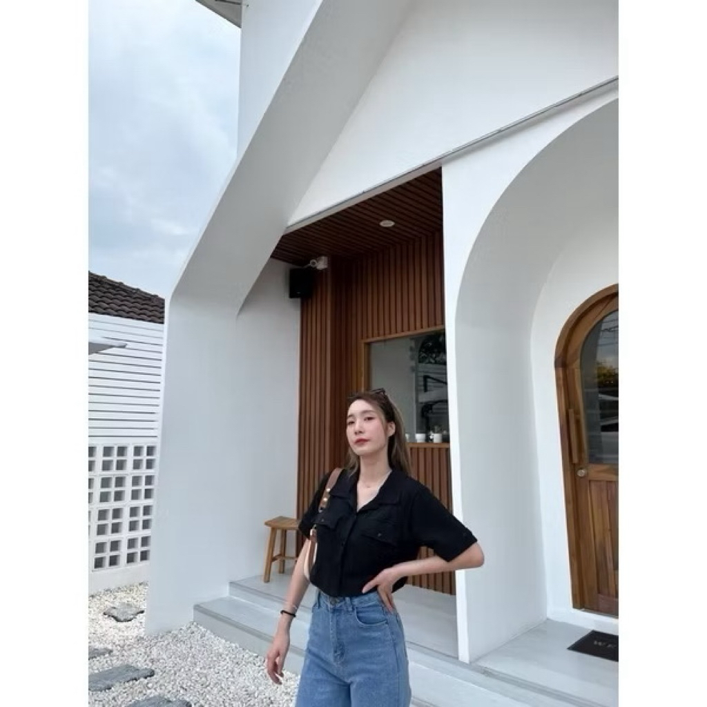 ส่งต่อเสื้อครอปคอปกสีดำร้าน ranfafaet_kloset