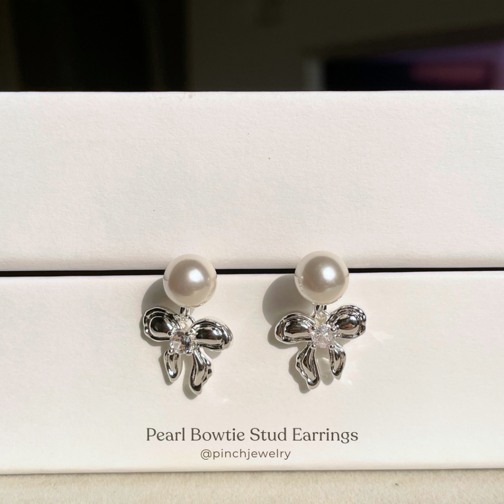 Pinch Pearl Bowtie Stud Earrings ต่างหูมุกห้อยโบว์ประดับเพชร  ก้านเงินแท้ silver 925