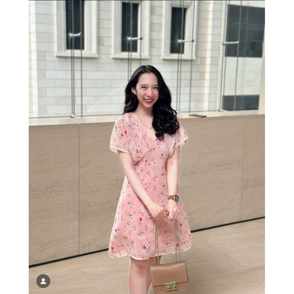ส่งต่อ Eve dress เดรสคอแหลมสีชมพูลายดอกไม้ (Cayla.apparels)