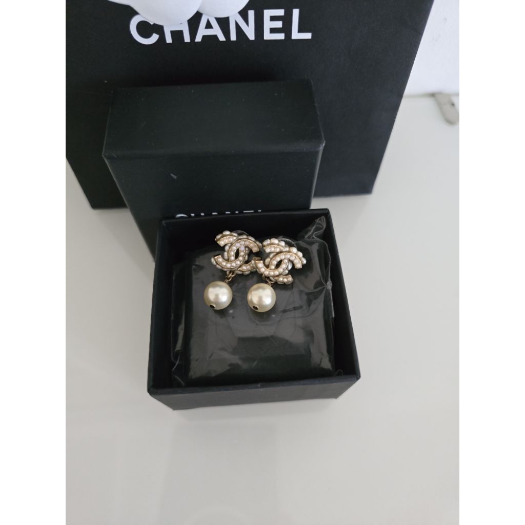 Chanel.Earings ต่างหู Chanel ขนาด 1.5 cm  สภาพสวย มุกครบ เก็บลืม อปก ถุงกระดาษ กล่อง